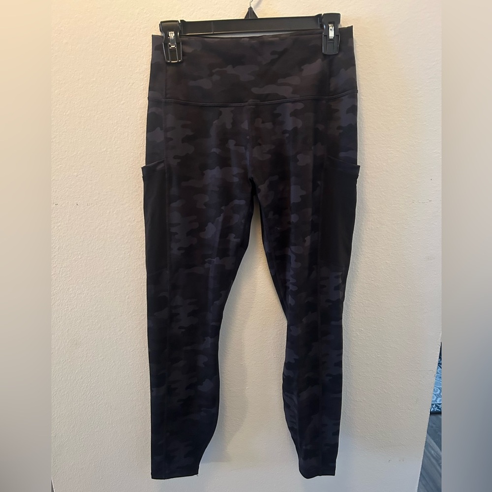 Fabletics On-the Go High Waisted Legging, new with tags, size Medium